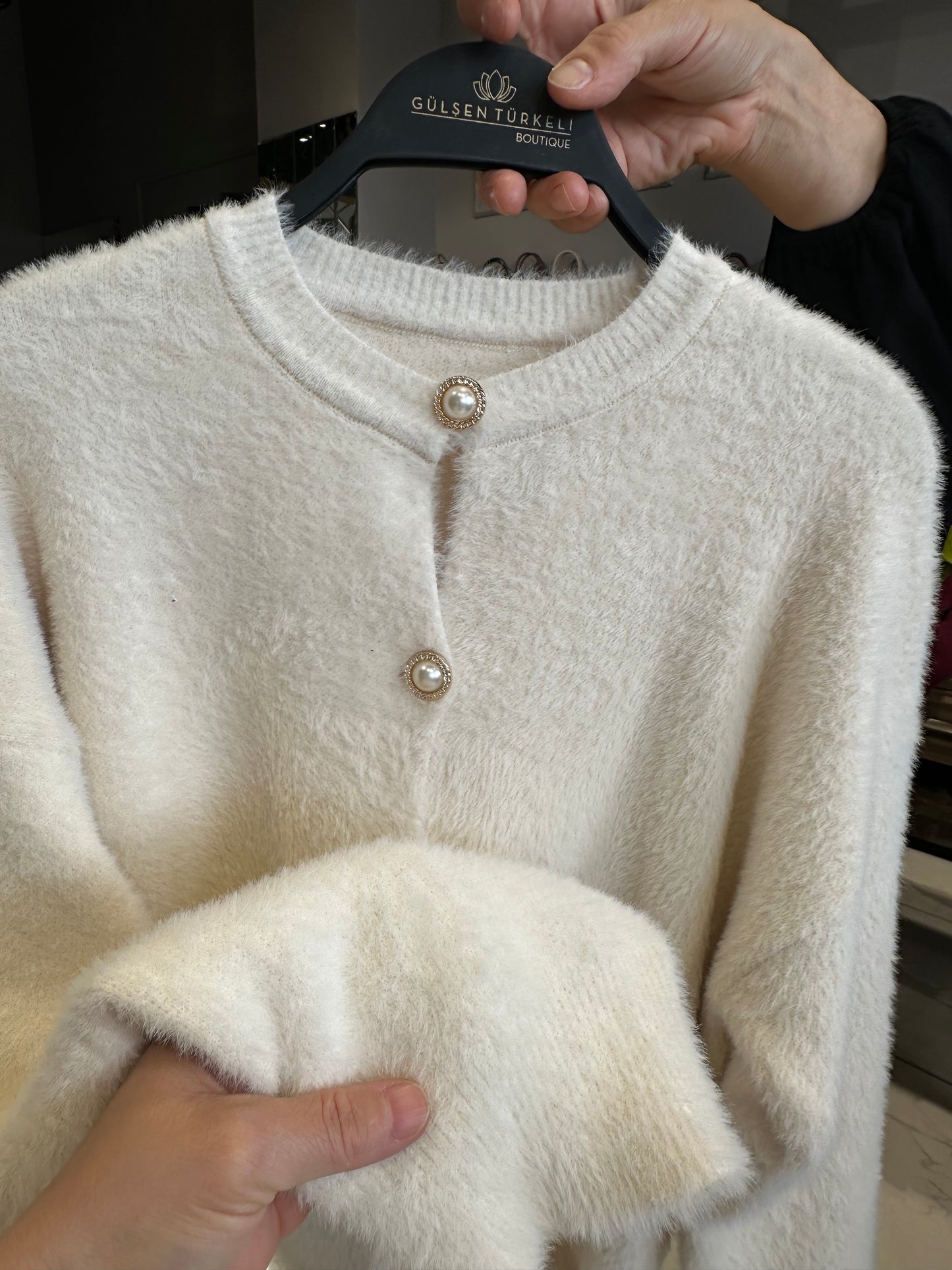 Düğme Detaylı Beyaz Angora Hırka