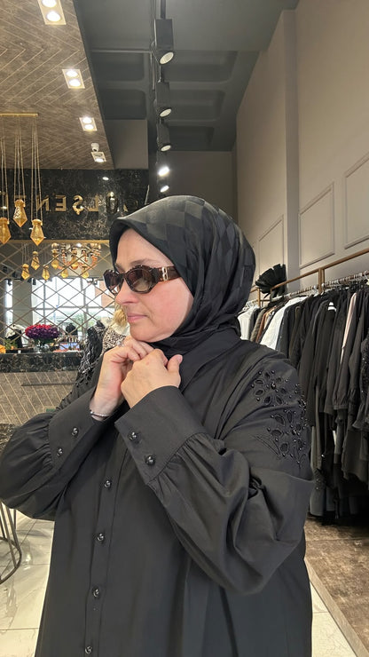 Siyah delik işi detaylı pamuklu gömlek manken üzerinde yakın görünüm