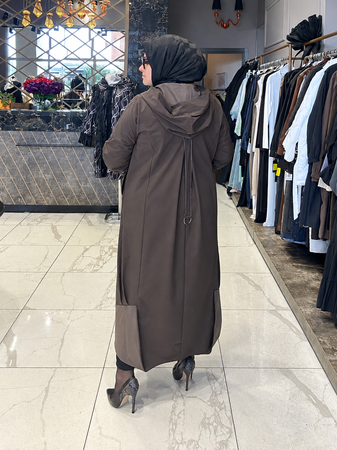Açık kahve kapüşonlu fermuarlı uzun kap manken üzerinde arkadan görünüm
