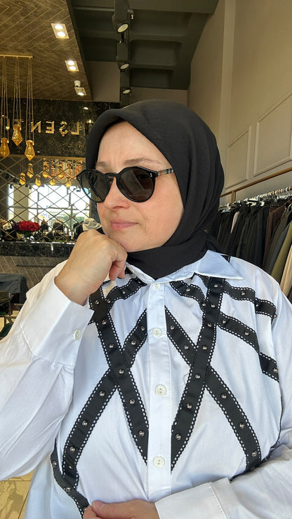 Siyah şerit detaylı beyaz gömlek manken üzerinde yakın görünüm